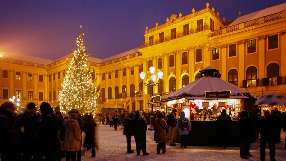 Рождественская ярмарка перед дворцом Шёнбрунн